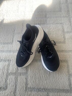 HOKA Arahi 8 jacquard-knit black & white stability running shoes size 10 1/2 D